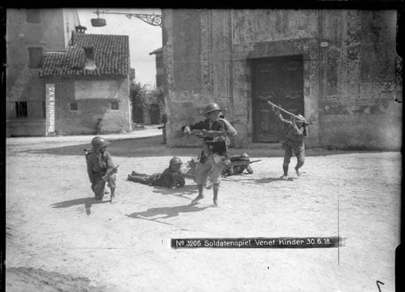 Children playing soldiers Veneto; photographer: Kriegsvermessung 5. Copyright: xpiemagsx ausnl080421-1288 !ACHTUNG AUFNAHMEDATUM GESCHÄTZT!