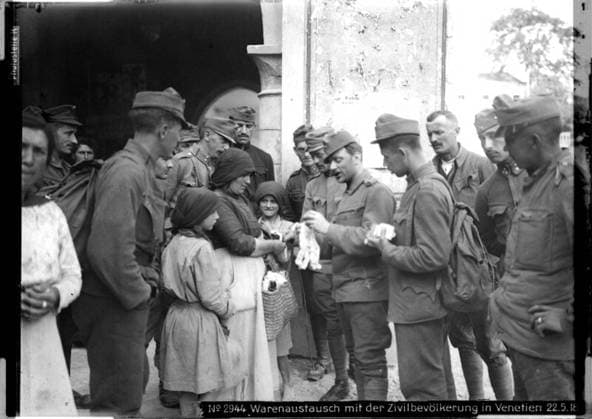 Exchanging goods with civilians Veneto; photographer: Kriegsvermessung 5. Copyright: xpiemagsx ausnl080421-1300 !ACHTUNG AUFNAHMEDATUM GESCHÄTZT!