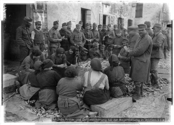 Soldiers and civilians shelling maize Possibly Ceggia, Veneto; photographer: Kriegsvermessung 5. Copyright: xpiemagsx ausnl080421-1319 !ACHTUNG AUFNAHMEDATUM GESCHÄTZT!