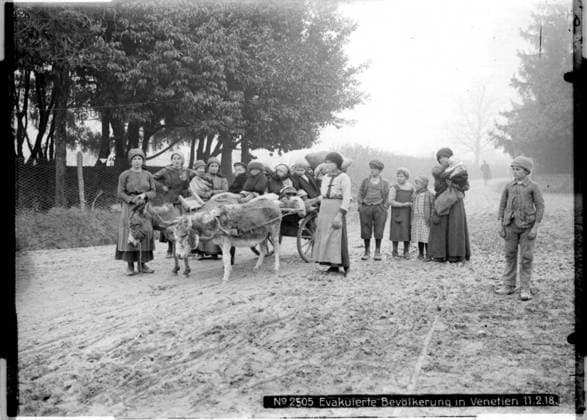 Evacuated civilians in Veneto Probably near the Piave river, Veneto; photographer: Kriegsvermessung 5. Copyright: xpiemagsx ausnl080421-1320 !ACHTUNG AUFNAHMEDATUM GESCHÄTZT!