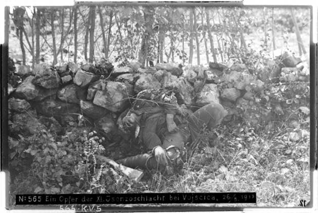 A casualty of the 11th Battle of Isonzo Vojscica, Isonzo front, east of Monfalcone; photographer: Kriegsvermessung 5. Copyright: xpiemagsx ausnl080421-1376 !ACHTUNG AUFNAHMEDATUM GESCHÄTZT!