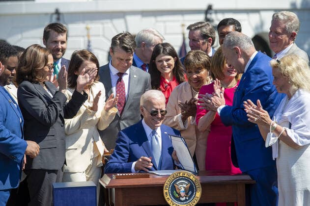 News Themen der Woche KW32 News Bilder des Tages President Joe Biden signs H.R. 4346, The CHIPS and Science Act of 2022, which will subsidize domestic semiconductor manufacturing an invest billions in science and technology innovation, surrounded by members of the House and Senate on the South Lawn of the White House in Washington, DC on Tuesday, August 9, 2022.  WAP20220809321 BONNIExCASH
