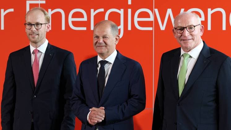 Bundeskanzler Olaf Scholz (SPD) besucht die Firma Viessmann. v. li. Maximilian Viessmann, Bundeskanzler Olaf Scholz (SPD) und Prof. Dr. Martin Viessmann Firma Viessmann empfaengt Bundeskanzler Olaf Scholz (SPD) am 09.08.2022 in Allendorf (Eder) Deutschland. *** Federal Chancellor Olaf Scholz SPD visits Viessmann Company from left Maximilian Viessmann, Federal Chancellor Olaf Scholz SPD and Prof Dr Martin Viessmann Viessmann Company receives Federal Chancellor Olaf Scholz SPD on 09 08 2022 in Allendorf Eder Germany