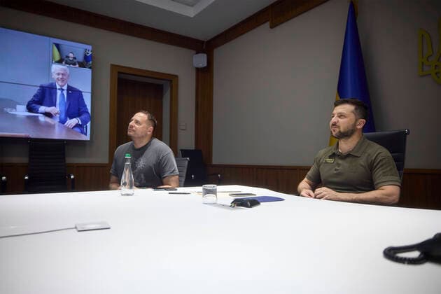 News Themen der Woche KW32 News Bilder des Tages August 9, 2022, Kyiv, Ukraine: Ukrainian President Volodymyr Zelenskyy, right, and Head of the Office of the President Andriy Yermak, left, listen during a video meeting with former U.S. President Bill Clinton from the situation room, August 9, 2022 in Kyiv, Ukraine. Kyiv Ukraine - ZUMAp138 20220809_zaa_p138_006 Copyright: xUkrainianxPresidentialxPressxOffx