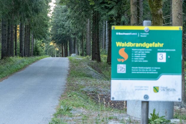 News ID: EN 22-08-09 220809TrockenheitOstdeutschland Bislang trockenster Sommer seit 1904 Massive Trockenheit und Ihre Folgen im Norden von Sachsen Schöpfverbot in allen Landkreisen in Sachsen Schwarze Elster an der Grenze zu Brandenburg ausgedörrt – trockenes Flussbett Massive Ernteeinbußen im Norden von Sachsen Waldbrandgefahr steigt Aktuell bereits Stufe 3 Viele Flüsse und Bäche in Sachsen haben Niedrigwasser Aufnahmen von Strandbad und Sonnenuntergang im Zeitraffer Viele freuen sich über die täglichen, zahlreichen Sonnenstunden. Viele genießen den Sommer wie zum Beispiel am Greifenbachstauweiher in Geyer. Im Vergleich zu den letzten Jahren ist der Sommer 2022 bislang viel sonnenreicher und auch wärmer. Betrachtet