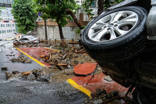 Bilder des Jahres 2022, News 08 August News Themen der Woche KW32 News Bilder des Tages Südkorea, Schäden nach Überschwemmungen Torrential rain in South Korea SEONGNAM, SOUTH KOREA, AUG 10: A site damaged by torrential rain in Seongnam, South Korea, on August 10, 2022. Heaviest rainfall of 80 years fell in central Korea, such as Seoul and Seongnam. At least nine people have died in the disaster and six were missing. Seongnam South Korea 7487_261581 Copyright: xStevexChoxKyewoong PentaxPressx