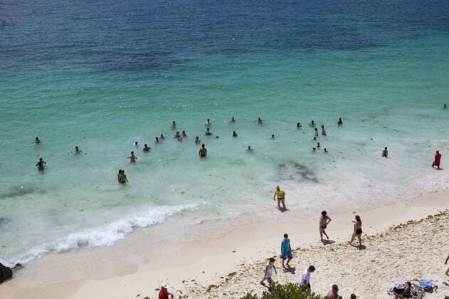 beach, crowded beautiful beach in Tulum, Mexico, crowded beautiful beach in Tulum, Mexico, 01.10.2020, Copyright: xruivalesousax Panthermedia28896204.jpg