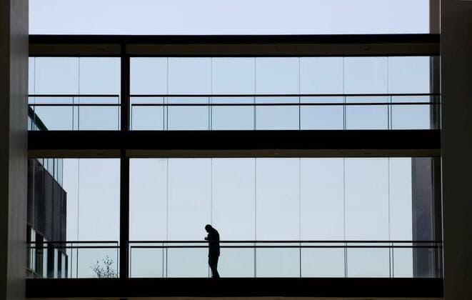  IMAGO Creative: Städte im Wandel  modern office man, Silhouette view of young businessman walking in modern office building interior with panoramic windows., Silhouette view of young businessman walking in modern office building interior with panoramic windows. model released, Symbolfoto , 09.10.2020, Copyright: xruivalesousax Panthermedia28921308.jpg
