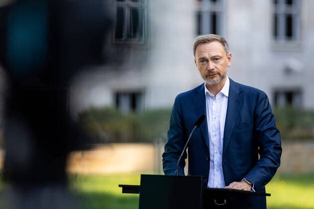 News Themen der Woche KW32 News Bilder des Tages Bundesfinanzminister Christian Lindner haelt eine Pressekonferenz zur Vorstellung der Eckwerte des Inflationsausgleichsgesetzes in Berlin, 10.08.2022. Berlin Germany *** Federal Minister of Finance Christian Lindner holds a press conference to present the key figures of the inflation compensation law in Berlin, 10 08 2022 Berlin Germany Copyright: xLeonxKuegelerx
