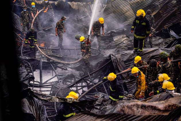 News Themen der Woche KW32 News Bilder des Tages Nepal, Brand in einer Schuih-Fabrik in Kathmandu August 10, 2022, Kathmandu, Nepal: Firefighters along with the help of the Army and Police personnel douse a fire that broke out in a shoe factory caused by a short circuit at Balaju, Kathmandu. Kathmandu Nepal - ZUMAs197 20220810_zaa_s197_002 Copyright: xSkandaxGautamx