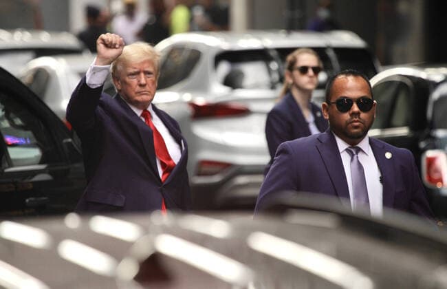 News Themen der Woche KW32 News Bilder des Tages Former President of the United States of America Donald Trump leaves Trump Tower in New York. His residence at Mar-a-Lago was raided by the FBI in the state of Florida. Where: New York, United States When: 10 Aug 2022 Credit: Niyi Fote TheNews2 Cover Images Copyright: xNiyixFotex 51864800 EDITORIAL USE ONLY. NOT FOR USE BY NEWSPAPERS BASED IN THE UK.