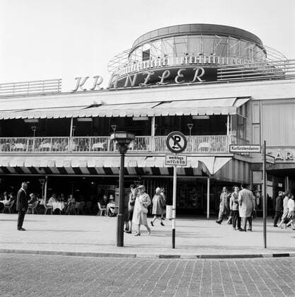 Archivbilder der Woche KW32 Kurfürstendamm Passanten am Cafe Kranzler auf dem Kurfürstendamm in Berlin, Deutschland 1961., Berlin Copyright: Kindermann UnitedArchivesKIN_7401000617
