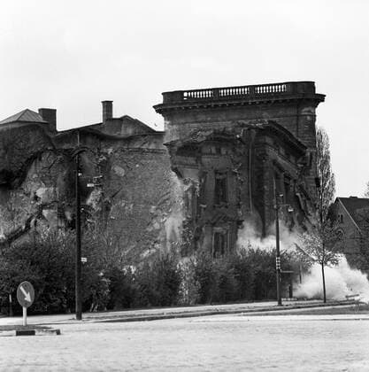 Archivbilder der Woche KW32 Die alten Gebäude des Packhofes werden gesprengt Die alten Gebäude des Packhofes werden gesprengt - Heute Mittag wurde mit der Sprengung vom alten Packhof in Alt-Moabit angefangen. Berlin, Deutschland 1961., Berlin Copyright: Kindermann UnitedArchivesKIN_7401000672