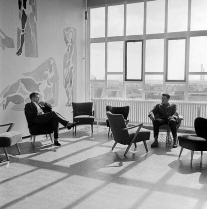 Archivbilder der Woche KW32 Neues Studenten-Hochhaus: das Ernst-Reuter-Heim Original-Bildunterschrift: Neues Studenten-Hochhaus: das Ernst-Reuter-Heim - Mit einem Kostenaufwand von insgesamt 6 Millionen Mark wurde am Sparrplatz im Bezirk Wedding dieses 14geschossige Hochhaus errichtet, in dem 415 Studenten untergebracht werden können, hier: hier kann Besuch empfangen werden, Berlin, Deutschland 1961., Berlin Copyright: Kindermann UnitedArchivesKIN_7401000676