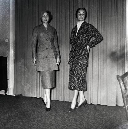 Archivbilder der Woche KW32 Moden Bukofzer & Schmidt Modenschau im Modehaus Bukofzer & Schmidt, links: Tunika-Modell, rechts: Kasak-Modell, Berlin, Deutschland 1955., Berlin Copyright: Kindermann UnitedArchivesKIN_7402000278