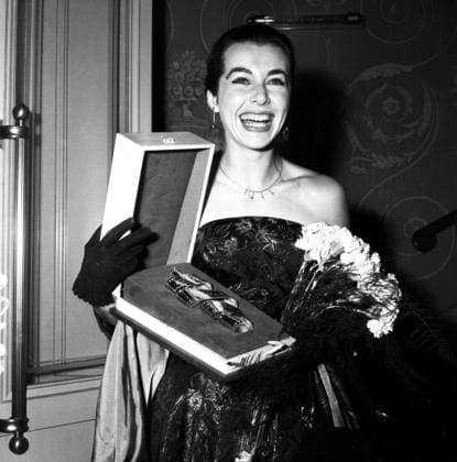 Archivbilder der Woche KW32 Filmfestspiele Berlin 1955 Filmfestspiele Berlin 1955 - Bundesfilmpreisträgerin Marianne Koch mit ihrem Preis bei den Filmfestpielen, Berlin, Deutschland 1955., Berlin Copyright: Kindermann UnitedArchivesKIN_7402000308