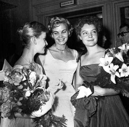 Archivbilder der Woche KW32 Filmfestspiele Berlin 1955 Filmfestspiele Berlin 1955 - V.l.n.r.: Isabella Pia, Annemarie Düringer, Romy Schneider bei den Filmfestspielen, Berlin, Deutschland 1955., Berlin Copyright: Kindermann UnitedArchivesKIN_7402000310