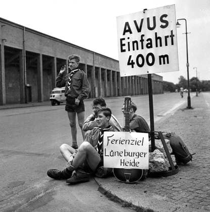 Archivbilder der Woche KW32 Per Anhalter in die Ferien Original-Bildunterschrift: Per Anhalter in die Ferien - Weithin sichtbar zeigen auf der Avus die Reiselustigen ihre Ferienziele und Fahrtenwünsche an, Berlin, Deutschland 1955., Berlin Copyright: Kindermann UnitedArchivesKIN_7402000361