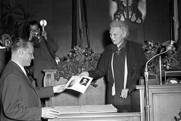 Archivbilder der Woche KW32 Frau Dr. Lüders, Ehrenbürgerin von Berlin Original-Bildunterschrift: Frau Dr. Lüders, Ehrenbürgerin von Berlin - In einer Feierstunde im Rathaus Schöneberg überreichte der Regierende Bürgermeister von Berlin Willy Brandt Frau Dr. Marie Elisabeth Lüders den Ehrenbürgerbrief, Berlin, Deutschland 1958., Berlin Copyright: Kindermann UnitedArchivesKIN_7402000544