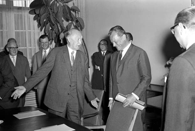 Bundeskanzler Dr. Konrad Adenauer in Berlin Original-Bildunterschrift: Bundeskanzler Dr. Konrad Adenauer in Berlin - zu einer vertraulichen Besprechung mit dem Senat von Berlin begab sich heute Dr. Adenauer direkt vom Flughafen aus in das Rathaus Schöneberg, Berlin, Deutschland 1961., Berlin Copyright: Kindermann UnitedArchivesKIN_7402000623
