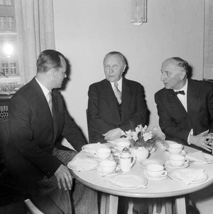 Bundeskanzler Adenauer in Berlin Original-Bildunterschrift: Bundeskanzler Adenauer in Berlin - Im Schöneberger Rathaus v.l.n.r.: Parlamentspräsident Willy Brandt, Bundeskanzler Konrad Adenauer und der Regierende Bürgermeister Dr. Otto Suhr, Berlin, Deutschland 1955., Berlin Copyright: Kindermann UnitedArchivesKIN_7402000770