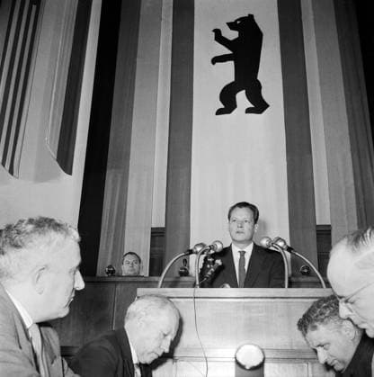 Archivbilder der Woche KW32 Zum Viermächte-Status Berlins Original-Bildunterschrift: Zum Viermächte-Status Berlins gab der Senat in der heutigen Sitzung des Abgeordnetenhauses eine Erklärung ab, die vom Regierenden Bürgermeister Willy Brandt verlesen wurde, Berlin, Deutschland 1958., Berlin Copyright: Kindermann UnitedArchivesKIN_7402000775