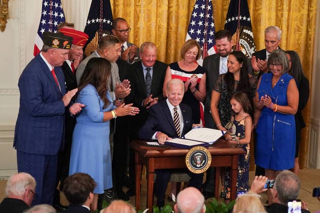 Bilder des Jahres 2022, News 08 August News Themen der Woche KW32 News Bilder des Tages United States President Joe Biden is flanked by members of the Robinson family and members of various veterans organizations as he holds up the bipartisan Promise to Address Comprehensive Toxics (PACT) Act following its signing in the East Room of the White House in Washington, DC on Wednesday, August 10, 2022. The legislation will help deliver more timely benefits and services to more than 5 million veterans who may have been impacted by toxic exposures while serving in the United States Armed forces. The legislation honors Sergeant First Class Heath Robinson who died due to a rare from of lung cancer. Copyright: xJemalxCountessx xCNPx MediaPunchx