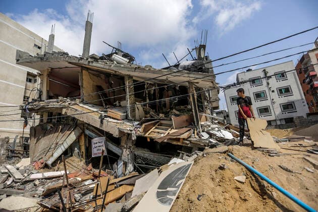 News Themen der Woche KW32 News Bilder des Tages August 10, 2022, Gaza, The Gaza Strip, Palestine: A Palestinian inspects the rubble of his destroyed house after Israeli attacks on Gaza. On 07 August at 23:30 local time (20:30 GMT), Israel and Palestinian militants in Gaza confirmed an Egyptian-mediated ceasefire which came into effect after three days of exchanging rocket attacks and airstrikes resulting in the death of at least 44 Palestinians and injury of 360 others, according to the Palestinian Ministry of Health. Gaza Palestine - ZUMAs197 20220810_zab_s197_007 Copyright: xMahmoudxIssax