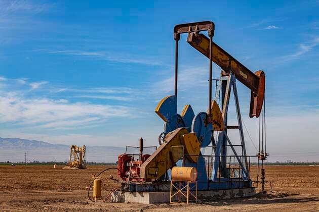 Oil wells in crop field, Mountain View Oil Field, near Arvin, Kern County, California, USA PeterxBennett 900_08_us_ca_82_495
