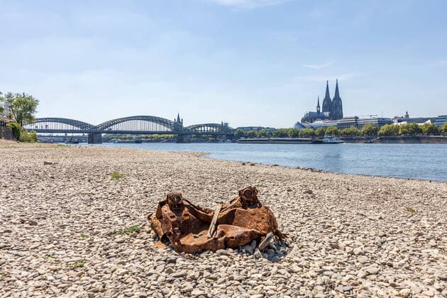 News Themen der Woche KW32 News Bilder des Tages Ein verrosteter Müllcontainer im freigelegten Flussbett - Niedrigwasser in Köln Deutz bei Rheinpegel 93cm (Pegel Köln) Aufgrund der akuten Hitze und Regenmangel werden am Ufer großflächiger Sand-und Kiesflächen freigelegt. Die Schifffahrt ist stark eingeschränkt. 10.08.2022 Köln Deutz NRW Deutschland *** A rusted trash container in the exposed riverbed Low water in Cologne Deutz at Rhine level 93cm gauge Cologne Due to the acute heat and lack of rain, large areas of sand and gravel are exposed on the riverbank Navigation is severely restricted 10 08 2022 Cologne Deutz NRW Germany