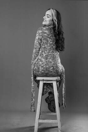 Creative Highlights Symbolbilder Rückansicht einer auf einem Stuhl sitzenden Frau *** rear view a at a Chair sitting Woman Copyright: imageBROKER/ValeriaxVenezia ibxvve08447110.jpg ,model released, Symbolfoto ,property released