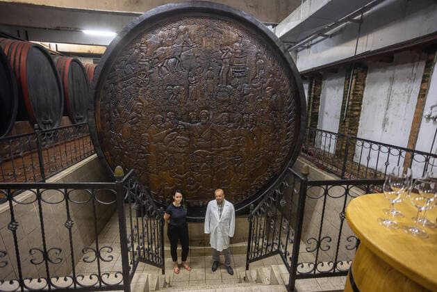 Bilder des Jahres 2022, News 08 August News Themen der Woche KW32 News Bilder des Tages PXL_Opened Big barrel of Erdut vineyards Member of the Management Board of Erdut Vineyards Dunja Vukmirovic and Chief Oenologist Damir Risek in front of the Big Barrel of Erdut Vineyards in Erdut, Croatia on August 11, 2022. The Big Barrel of Erdut Vineyards is the largest wine barrel in use in the world. Its capacity is 75,000 liters, which is 100,000 bottles of wine. The barrel is chained with two and a half tons of shackles, decorated with Croatian wicker reliefs, as well as the Last Supper where Jesus holds a chalice of wine, and was decorated by naive sculptors Tijardovic and Fodor. It is made of 150-year-old Slavonian oak, and it was made in 1989 by DIK Djurdjenovac. The barrel was built using the traditional method of splitting oak l DavorxJavorovic PIXSELL