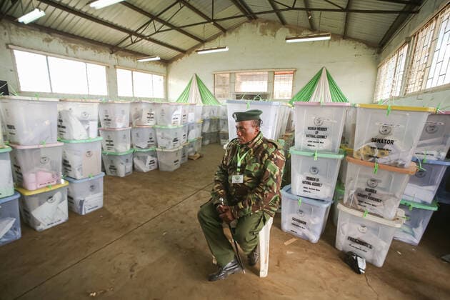 Bilder des Jahres 2022, News 08 August News Themen der Woche KW32 News Bilder des Tages August 11, 2022, Nairobi, Kenya: A Kenyan police officer watches over ballot boxes as tallying of results continue at Mathare Constituency tallying center in Nairobi. Tallying of results continue from Kenya™s general elections which was held on 9th August 2022. Nairobi Kenya - ZUMAs197 20220811_zab_s197_046 Copyright: xBonifacexMuthonix