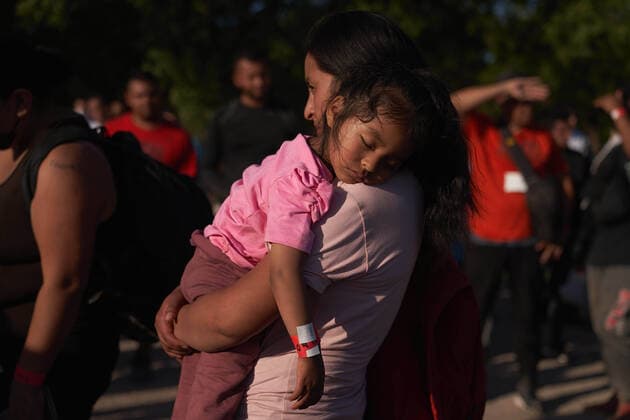 Bilder des Jahres 2022, News 08 August News Themen der Woche KW32 News Bilder des Tages August 11, 2022, Normandy, Texas, USA: A woman holds a child as migrants, part of a group of over 200, are processed by U.S. Border Patrol after illegally crossing the Rio Grande River from Mexico into Normandy, Texas on Thursday. Normandy USA - ZUMAd211 20220811_zap_d211_013 Copyright: xAllisonxDinnerx