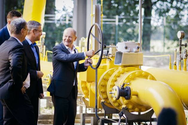 Bilder des Jahres 2022, News 08 August News Themen der Woche KW32 News Bilder des Tages Olaf Scholz (SPD), Bundeskanzler, besichtigt auf Einladung von Potsdams Oberbuergermeister Mike Schubert (SPD) die Stadtwerke Potsdam um sich ueber die Sicherheit der Energieversorgung der Stadt Potsdam zu informieren. Potsdam, 12.08.2022. Potsdam Germany *** Olaf Scholz SPD , German Chancellor, visits Potsdams municipal utilities at the invitation of Potsdams Mayor Mike Schubert SPD to learn about the security of energy supply for the city of Potsdam Potsdam, 12 08 2022 Potsdam Germany Copyright: xThomasxTrutschelx