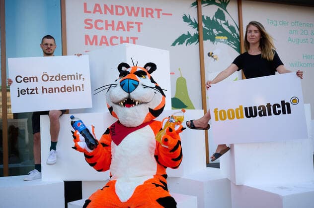 News Themen der Woche KW32 News Bilder des Tages Protest gegen Kindermarketing für Ungesundes Essen Deutschland,Berlin: Vor dem Bundeslandwirtschaftsministerium protestiert Foodwatch gegen ungesundes Essen und deren Werbung.Die Lebensmittelindustrie forciert gezielt ungesunde Produkte für Kinder durch Werbung. *** Protest against childrens marketing for unhealthy food Germany,Berlin In front of the Federal Ministry of Agriculture, Foodwatch protests against unhealthy food and its advertising The food industry is deliberately pushing unhealthy products for children through advertising