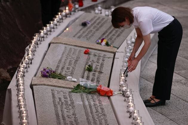 Bilder des Jahres 2022, News 08 August News Themen der Woche KW32 News Bilder des Tages 37th anniversary of 1985 JAL jet crash A woman lights candles in the Gunma Prefecture village of Ueno, eastern Japan, on Aug. 12, 2022, the 37th anniversary of the 1985 Japan Airlines jet crash on Osutaka Ridge that claimed the lives of 520 crew and passengers.  A14AA0001325720P