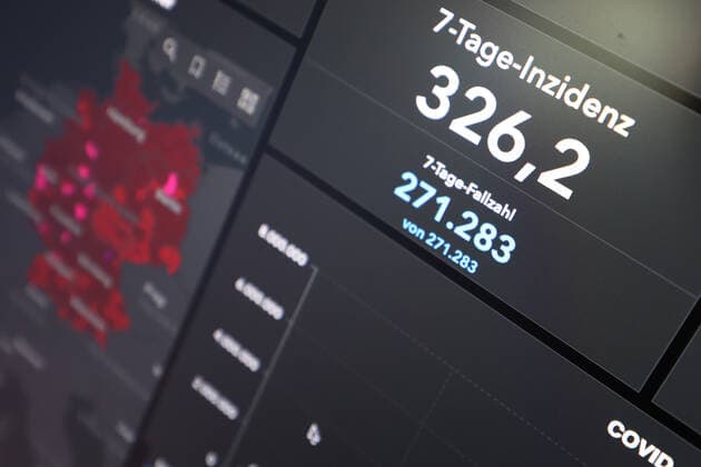 Dashboard of RKI, 7 day incidence is now 326.2 7 day incidence, dashboard of RKI on a monitor on 14 08 2022 in Siegen Germany.