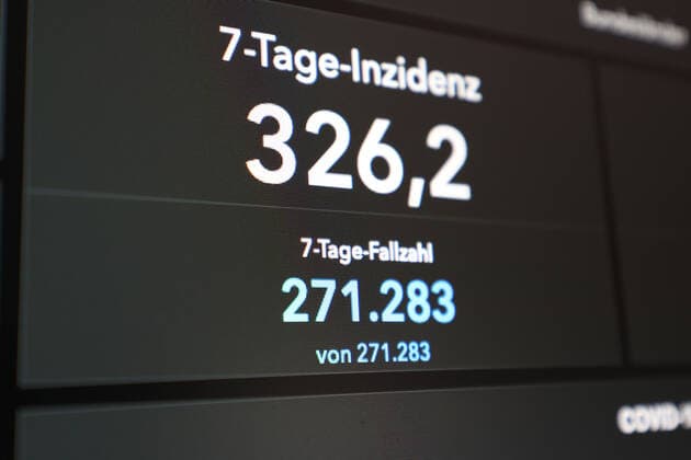 Dashboard of RKI, 7 day incidence is now 326.2 7 day incidence, dashboard of RKI on a monitor on 14 08 2022 in Siegen Germany.