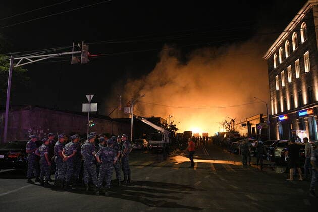 News Themen der Woche KW32 News Bilder des Tages YEREVAN, ARMENIA - AUGUST 14, 2022: Police officers guard the Surmalu market after an explosion; at least one person has died and 57 people have been injured. Fire has hit a fireworks warehouse. Alexander Patrin TASS  TS13E0B0