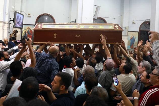 News Themen der Woche KW32 (220814) -- GIZA, Aug. 14, 2022 -- People carry the coffin of a victim of a church massive fire during a funeral in Giza, Egypt, on Aug. 14, 2022. At least 41 people were killed and 12 injured in a massive fire that broke out in a Coptic church in Egypt s Giza Province on Sunday, the Egyptian Health Ministry said. ) EGYPT-GIZA-CHURCH-MASSIVE FIRE-FUNERAL AhmedxGomaa 