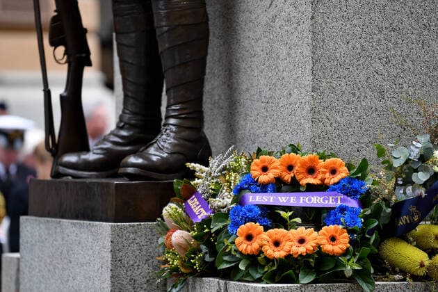 Bilder des Jahres 2022, News 08 August News Themen der Woche KW33 News Bilder des Tages VICTORY IN THE PACIFIC DAY, Wreaths are laid at the Cenotaph during the 77th commemoration of Victory in the Pacific Day in Sydney, Monday, August 15, 2022. Australia is marking the 77th anniversary of Victory in the Pacific, commemorating the day Japan surrendered to the Allies, ending WWII for a war-weary nation. ( NO ARCHIVING, EDITORIAL USE ONLY, NO USE IN BOOKS WITHOUT CONSENT SYDNEY NEW SOUTH WALES AUSTRALIA  Copyright: xBIANCAxDExMARCHIx 20220815001690196490