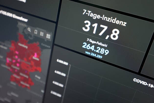 RKI dashboard, 7 day incidence is now 317.8 7 day incidence, RKI dashboard on a monitor on 15 08 2022 in Siegen Germany.