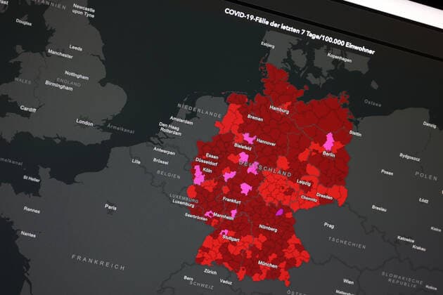 RKI dashboard, 7 day incidence is now 317.8 7 day incidence, RKI dashboard on a monitor on 15 08 2022 in Siegen Germany.