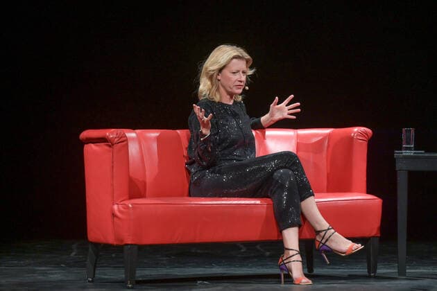 Gespräch Termin mit Schmidt zwischen dem Entertainer Harald Schmidt und der Schauspielerin Caroline Peters, im Stadttheater Gmunden, im Rahmen der Salzkammergut Festwochen, am 14.08.2022. Das Bild zeigt die Schauspielerin Caroline Peters 2022 - Gespräch Termin mit Schmidt zwischen dem Entertainer Harald Schmidt und der Schauspielerin Caroline Peters, im Stadttheater Gmunden, im Rahmen der Salzkammergut Festwochen, am 14.08.2022 *** Conversation appointment with Schmidt between the entertainer Harald Schmidt and the actress Caroline Peters, at the Stadttheater Gmunden, as part of the Salzkammergut Festwochen, on 14 08 2022 The picture shows the actress Caroline Peters 2022 Conversation appointment with Schmidt between the entertainer Har