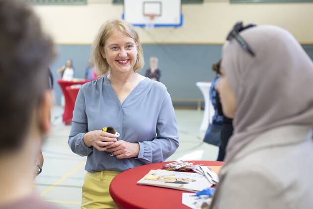 Federal Minister for Family Affairs Lisa Paus, The Greens, awards Buendnis Hochfeld 2nd place in the Local Alliance of the Year category of the German Daycare Center Award 2022 Here in conversation with teachers Duisburg Germany Copyright: xThomasxImo photothek.netx