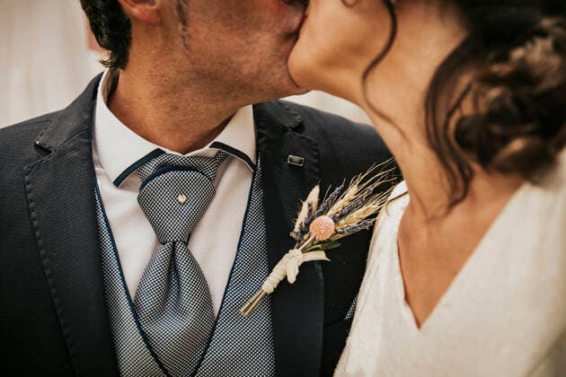 Creative Highlights Symbolbilder Newlywed couple kissing to celebrate the ceremony Barcelona, Catalonia, Spain CR_AICA220729-1018688-01 ,model released, Symbolfoto