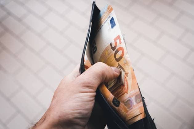 14 August 2022: A man holds a leather wallet with several euro banknotes in his hand *** Ein Mann hält einen Leder Geldbeutel mit mehreren Euro Geldscheinen in der Hand