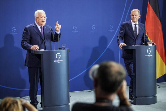 News Bilder des Tages (R-L): Olaf Scholz (SPD), Bundeskanzler, und Mahmud Abbas, Praesidenten der Palaestinensischen Autonomiebehoerde, aufgenommen waehrend einer Pressekonferenz nach dem gemeinsamen Gespraech im Bundeskanzleramt in Berlin, 16.08.2022. Berlin Deutschland *** R L Olaf Scholz SPD , German Chancellor, and Mahmoud Abbas, President of the Palestinian Authority, photographed during a press conference after the joint talks at the Chancellors Office in Berlin, 16 08 2022 Berlin Germany Copyright: xJaninexSchmitz photothek.dex