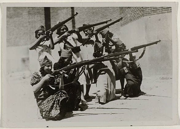 . A republican regiment of women exercises with guns in the streets of Madrid, August 3, 1936 during the Spanish Civil War. On the back a stamp and leaf with press text in French. Copyright: xpiemagsx rmxl19062021part6-35734 !ACHTUNG AUFNAHMEDATUM GESCHÄTZT!